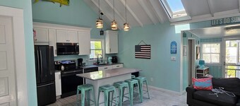 Steps from the beach, Ocean Beach/Seaview border. 5 bedrooms, AC, outdoor shower