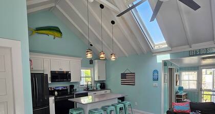 Steps from the beach, Ocean Beach/Seaview border. 5 bedrooms, AC, outdoor shower