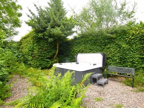Outdoor spa tub - 2 Bed in Alnwick (oc-93093) (Lemmington Hall)