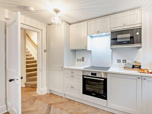 Oven, dishwasher, highchair, cookware/dishes/utensils - 2 Bed in Alnwick (oc-93093) (Lemmington Hall)