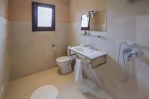 Shower, hair dryer, towels - Country House 'Es Trenc' with Private Pool, Wi-Fi, and Air Conditioning (El Palmer)
