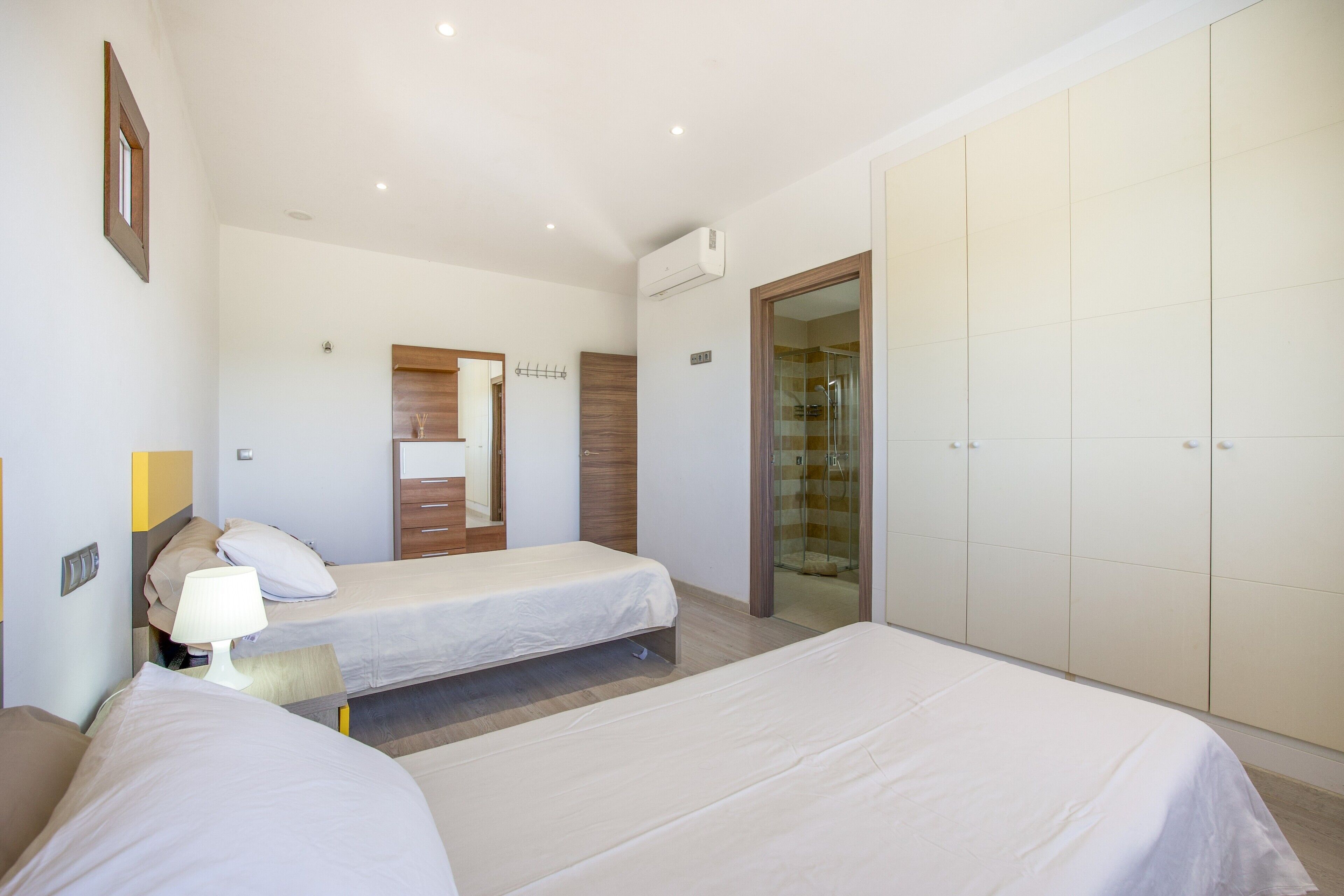 4 bedrooms, WiFi, bed sheets