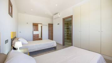4 bedrooms, WiFi, bed sheets