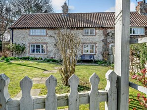 Property grounds - 2 Bed in Wighton (oc-kt145) (Wighton)