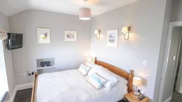 2 bedrooms, iron/ironing board, travel cot, free WiFi