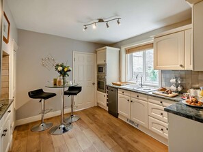 Microwave, oven, dishwasher, cookware/dishes/utensils - 1 Bed in Harrogate (oc-hh055) (Harrogate)