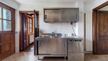 Een moderne keuken met roestvrijstalen apparatuur, een inbouwoven en een vaatwasser.