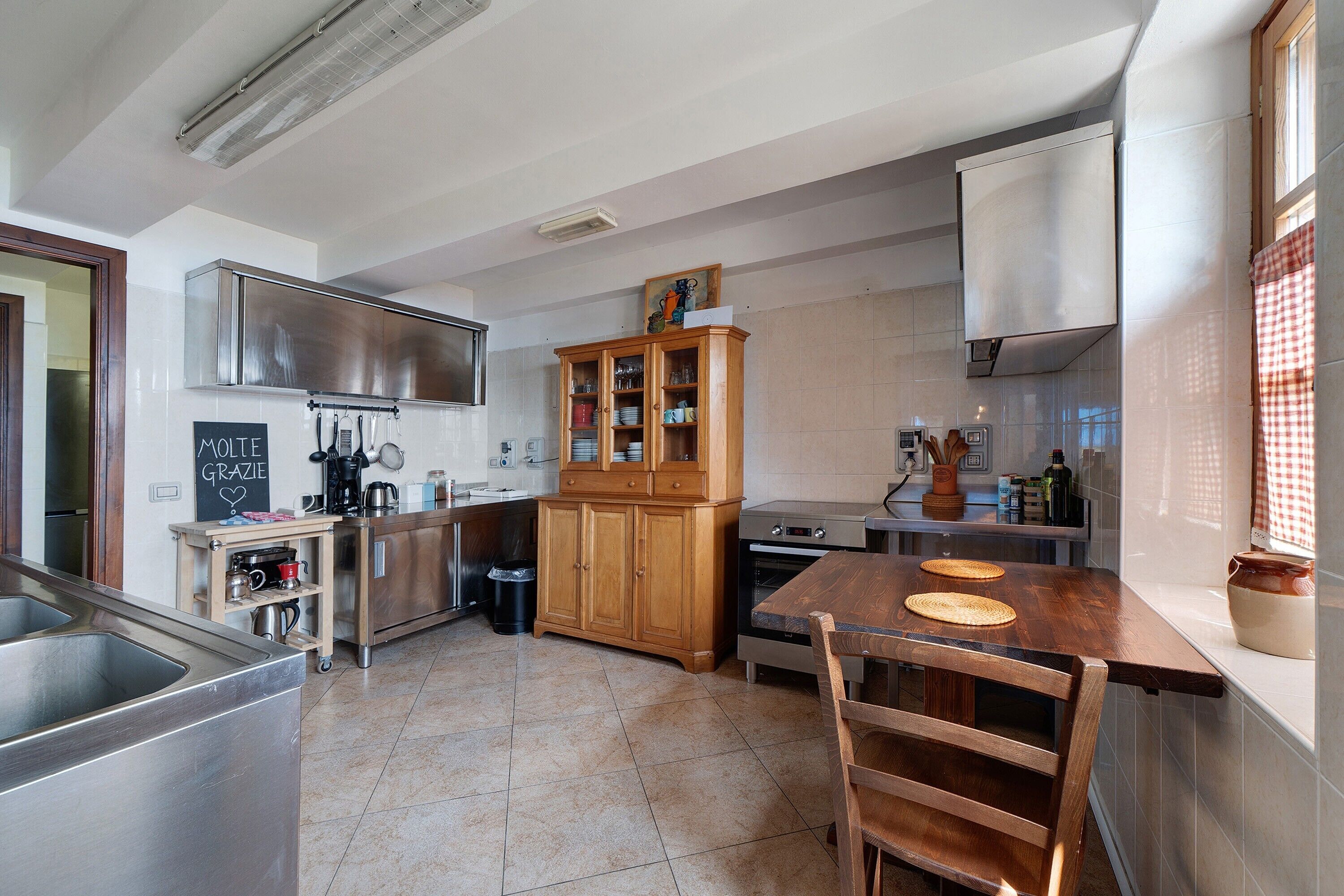 Coffee/tea maker, fridge, oven, stovetop