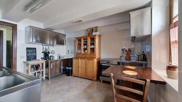 Coffee/tea maker, fridge, oven, stovetop
