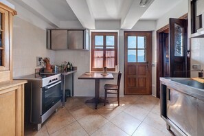 Cafetière/bouilloire, réfrigérateur, four, plaque de cuisson