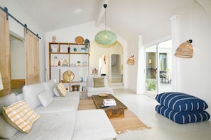 Smart TV - Elegant Villa Blue Baie, private pool, a 3-minute walk from Blue Bay Beach (Blue Bay)