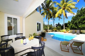 Outdoor dining - Elegant Villa Blue Baie, private pool, a 3-minute walk from Blue Bay Beach (Blue Bay)