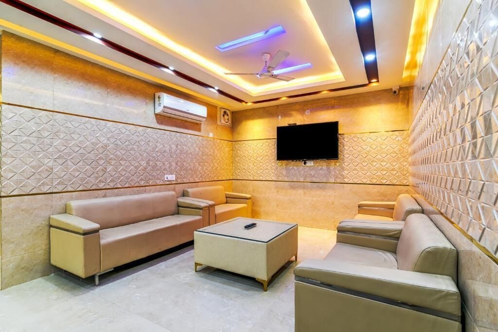Un espacio lounge moderno con sofá, sillones y una mesa de centro.
