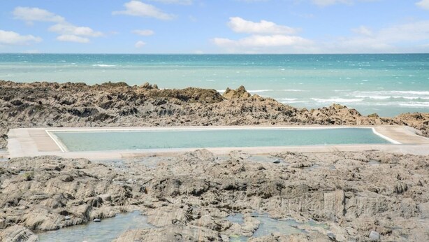 A rocky beach with a swimming pool and ocean view. - 2 Bed in Bideford (oc-oce16) (Westward Ho!)