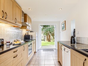 Oven, dishwasher, highchair, cookware/dishes/utensils - 4 Bed in Helston (oc-tvall) (Saint Keverne)