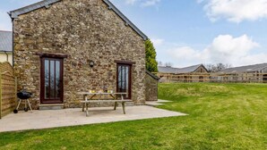 A stone building with a picnic table and grill outside. - 2 Bed in Holsworthy (oc-gmead) (Holsworthy Hamlets)