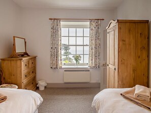 3 bedrooms, travel crib, WiFi (free), bed sheets - 3 Bed in Niton Undercliff (oc-ic125) (Niton)