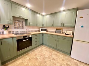 Private kitchen - 3 Bed in Niton Undercliff (oc-ic125) (Niton)