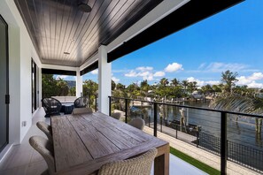 Outdoor dining - Sunset Tulia Paradise (Anna Maria)