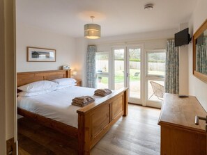 4 bedrooms, travel cot, free WiFi, bed sheets - 4 Bed in Bembridge (oc-ic130) (Hillway)
