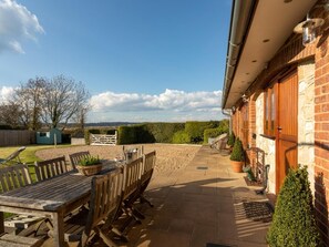 Outdoor dining - 4 Bed in Bembridge (oc-ic130) (Hillway)