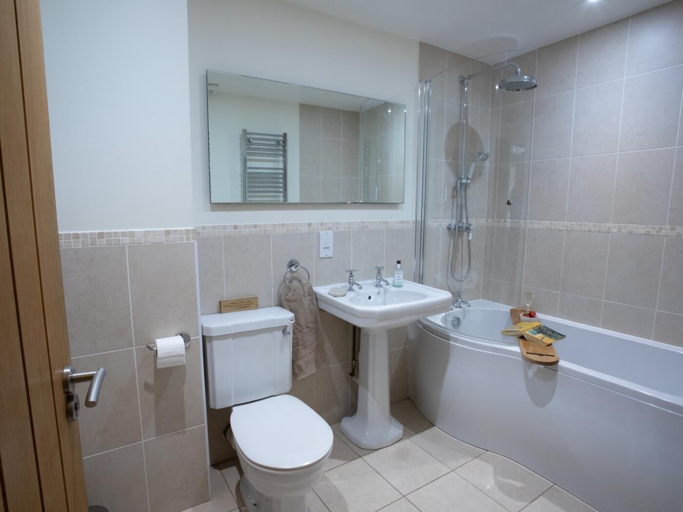 A bathroom with a toilet, sink, and bathtub.