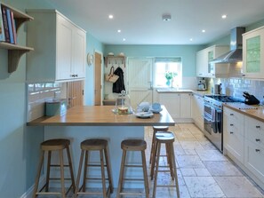 Oven, dishwasher, high chair, cookware/dishes/utensils - 4 Bed in Bembridge (oc-ic130) (Hillway)