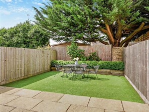 Outdoor dining - 4 Bed in Cheltenham (oc-62039) (Bourton-on-the-Water)