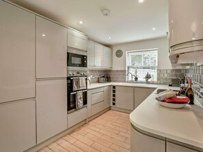 Oven, dishwasher, highchair, cookware/dishes/utensils - 4 Bed in Cheltenham (oc-62039) (Bourton-on-the-Water)