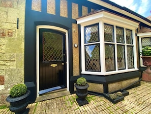 Exterior detail - 1 Bed in Ventnor (oc-ic144) (Ventnor)
