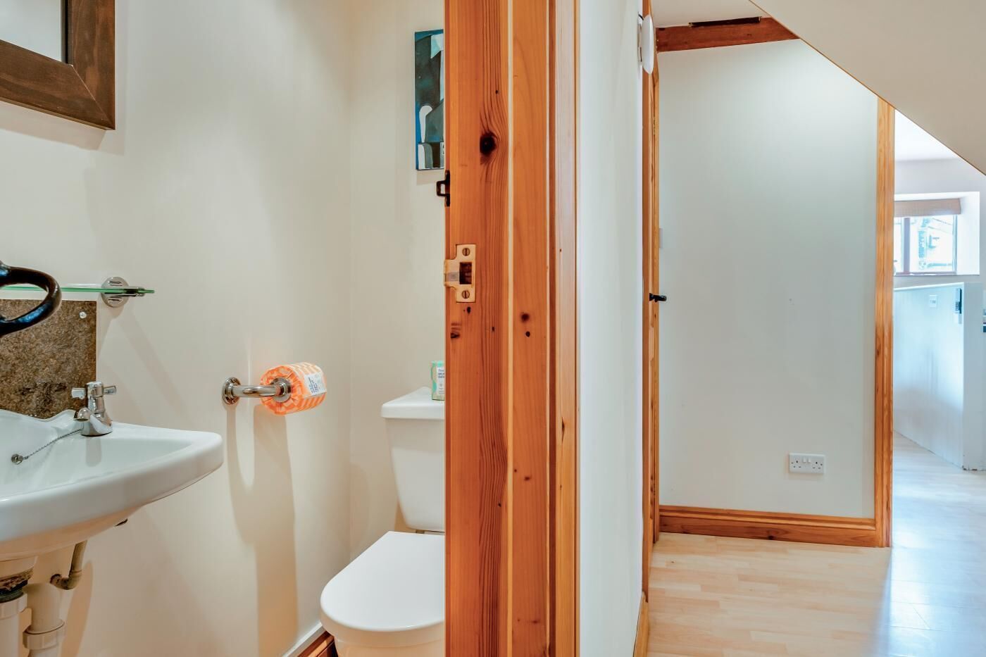 Une salle de bain comprenant un lavabo, des toilettes et un espace douche.