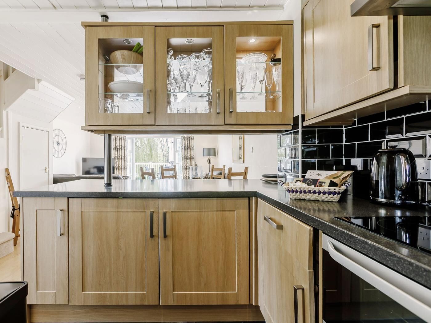 Oven, dishwasher, cookware/dishes/utensils