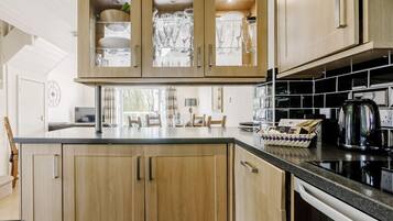 Oven, dishwasher, cookware/dishes/utensils