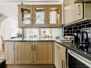Oven, dishwasher, cookware/dishes/utensils - 3 Bed in Cirencester (oc-hic02) (South Cerney)