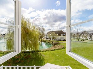 Property grounds - 3 Bed in Cirencester (oc-hic02) (South Cerney)