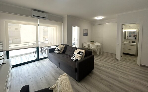 Living area - Modern apartment with parking, 3 minutes from the beach (Quarteira)