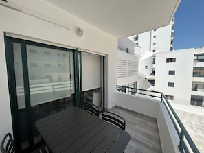 Outdoor dining - Modern apartment with parking, 3 minutes from the beach (Quarteira)