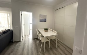 Dining - Modern apartment with parking, 3 minutes from the beach (Quarteira)
