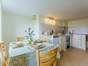 Oven, high chair, cookware/dishes/utensils - 2 Bed in St Helens (oc-ic154) (Saint Helens)