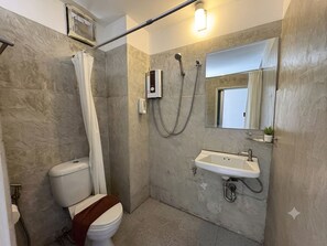 Standard Double Room | Bathroom - Collection O Ayothaya Hotel (Chang Wat Phra Nakhon Si Ayutthaya)