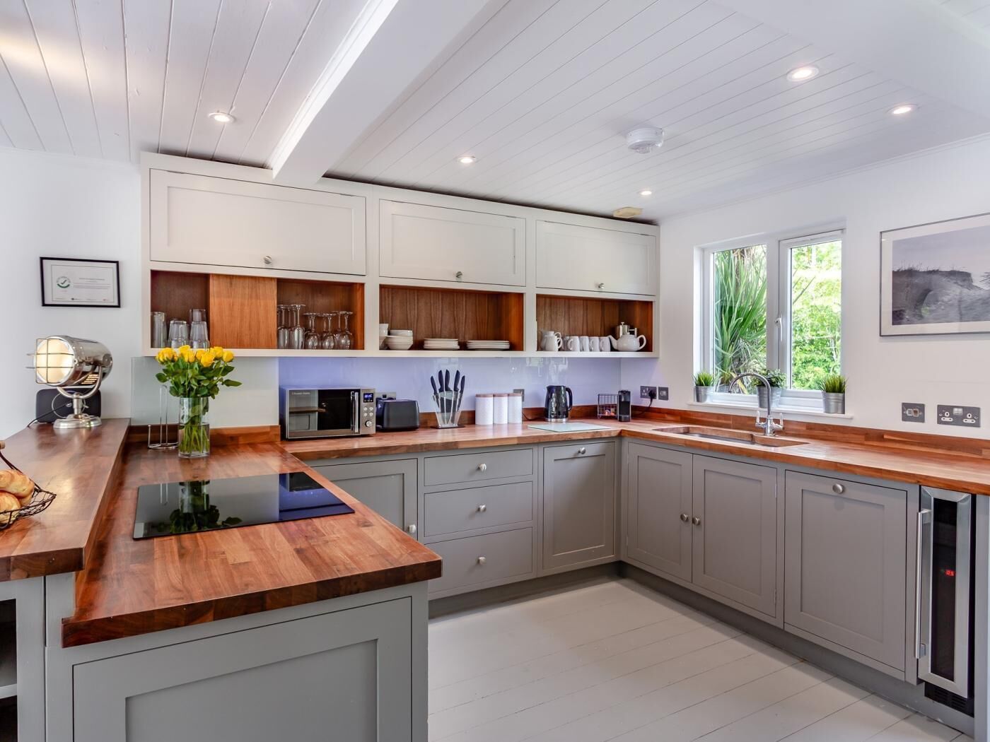 Oven, dishwasher, cookware/dishes/utensils
