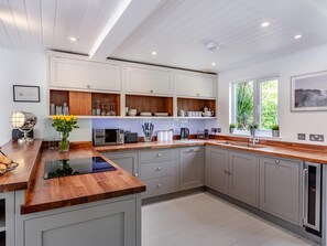 Oven, dishwasher, cookware/dishes/utensils