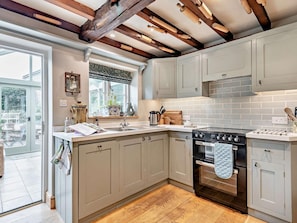 Oven, dishwasher, cookware/dishes/utensils - 2 Bed in Bakewell (oc-61862) (Baslow)