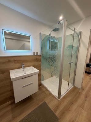 Dusche, Haartrockner, Handtücher