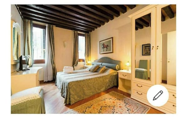 Iron/ironing board, WiFi, bed sheets - Tiepolo Room in the Heart of Venice | Private Bathroom and Biennale Area (Venezia)