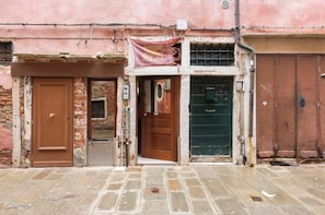 Exterior detail - Tiepolo Room in the Heart of Venice | Private Bathroom and Biennale Area (Venezia)