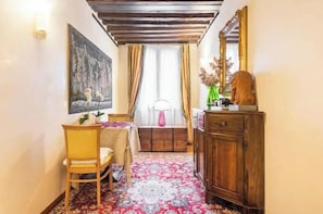 Interior - Tiepolo Room in the Heart of Venice | Private Bathroom and Biennale Area (Venezia)