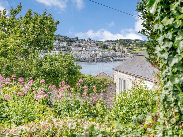 A coastal town with stone buildings, a harbor, and lush greenery. - 3 Bed in Polruan (oc-pc012) (Polruan)