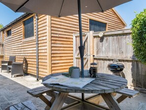 Outdoor dining - 2 Bed in Godshill (oc-ic149) (Godshill)