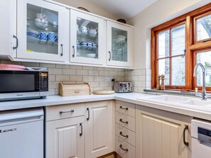 Oven, dishwasher, high chair, cookware/dishes/utensils - 4 Bed in Polruan (oc-pc060) (Fowey)